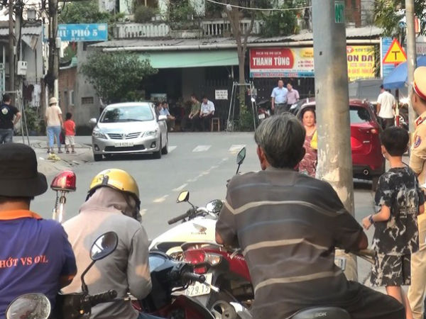 Khám ngôi nhà nghi có liên quan vụ nổ tại Cục Thuế Bình Dương