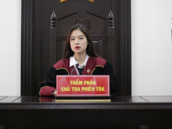 Nữ sinh 1999 ngồi trên ghế chủ toạ với vai trò Thẩm phán khiến dân tình xôn xao vì vừa xinh xắn vừa quá đỗi tài năng