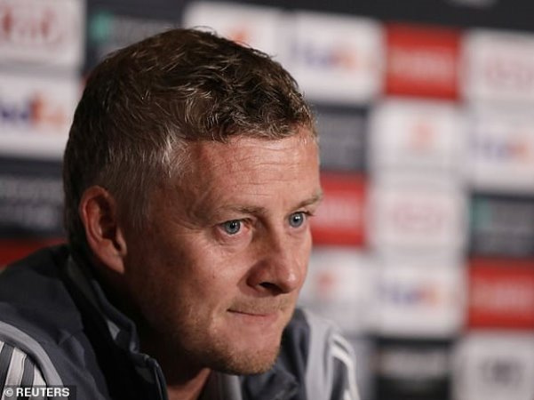 HLV Solskjaer hãi hùng với mặt sân ở chuyến làm khách của AZ Alkmaar