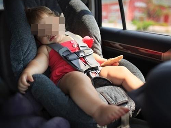Bé gái 4 tháng tuổi chết ngạt trong xe hơi vì bị bỏ quên
