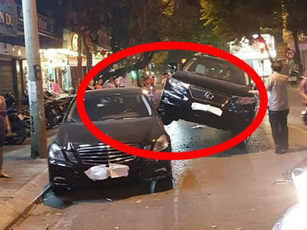 Xe Lexus 'gác' lên thân Mercedes - hình ảnh vụ tai nạn gây xôn xao trên phố Hà Nội