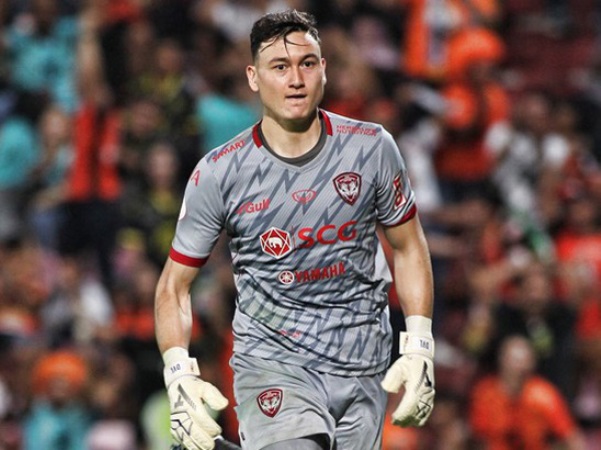 Văn Lâm và Muangthong thua ngược ở trận đá bù Thai League