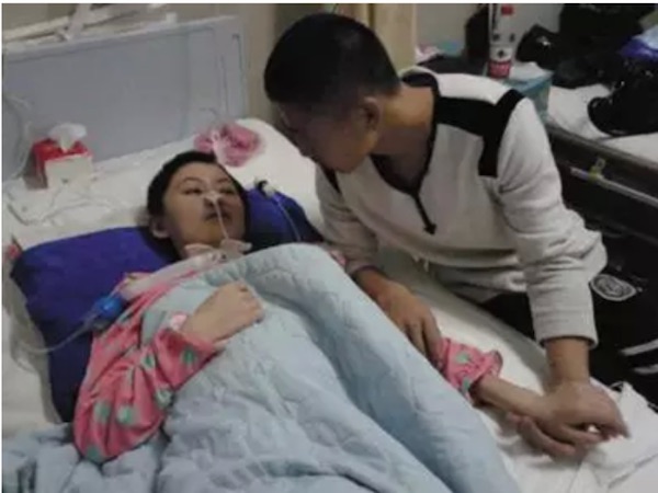Chuyện cổ tích bạn trai tận tụy chăm sóc bạn gái sống thực vật suốt 2 năm cảm động lòng người nhưng sự thật lại gây căm phẫn tột độ