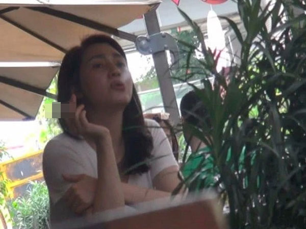 'Mỹ nhân vạn người mê' bị tài tử 'Hoa Thiên Cốt' cắm sừng, khiến công chúng hoang mang trước hình ảnh phì phèo thuốc lá