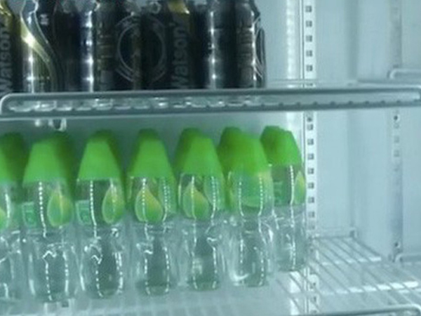 Đến nhà hàng ăn cùng mẹ, chàng trai gọi nước suối uống rồi đột ngột phun ra và nôn mửa, hóa ra đã uống nhầm thuốc tẩy