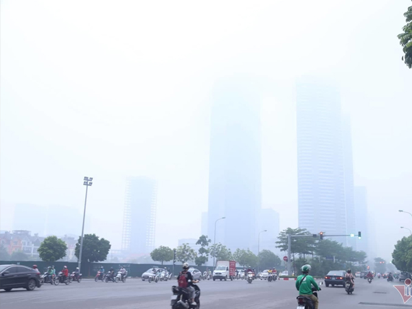 Sương mù giăng phủ Hà Nội, cao ốc mất hút