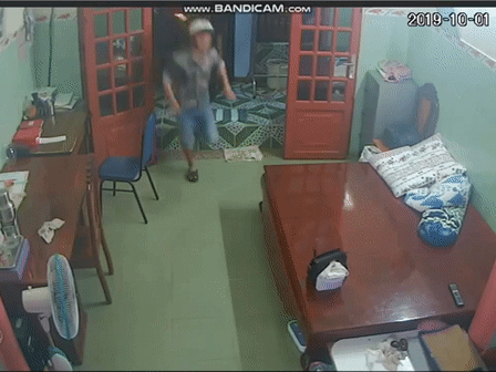 Clip: Nam thanh niên lẻn vào nhà trộm túi xách chứa hơn 1 tỷ đồng rồi nhanh chóng tẩu thoát gây xôn xao