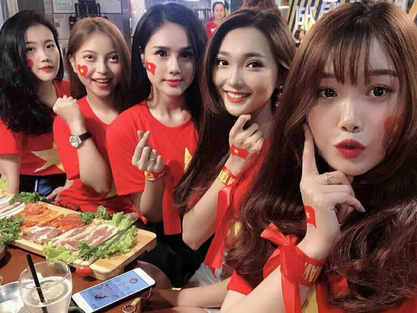 Lật lại bức ảnh dàn WAGs xinh đẹp của tuyển Việt Nam, giật mình nhận ra 4/5 người đều dính lùm xùm tình cảm!