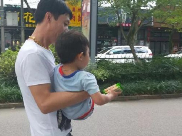 Kẻ bắt cóc gần như thành công khi ôm đứa trẻ 3 tuổi ra khỏi nhà, nhưng cậu bé thông minh nói 1 câu tự cứu được mình