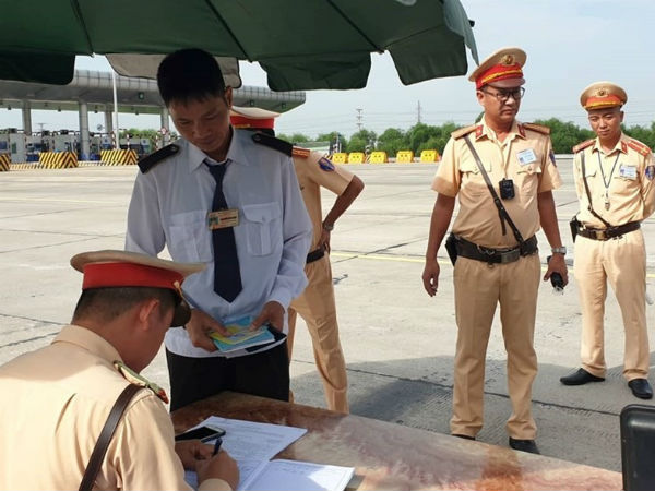 Đề xuất trang bị thêm súng trường, súng tiểu liên cho cảnh sát giao thông