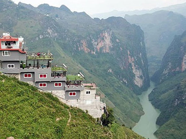 Chủ đầu tư cắm 'gai bê tông' trên đỉnh Mã Pì Lèng là ai?