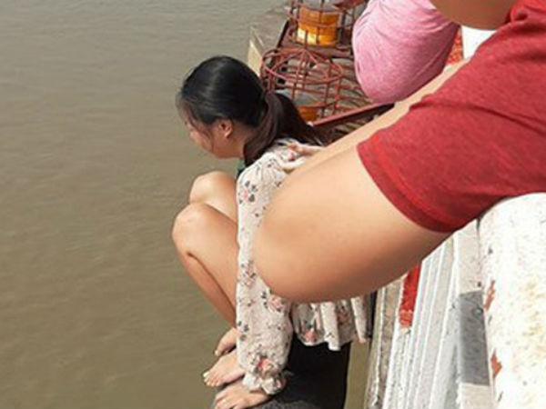 Hà Nội: Người phụ nữ bỏ lại con nhỏ trèo qua lan can cầu Chương Dương khóc lóc khiến nhiều người hoảng sợ