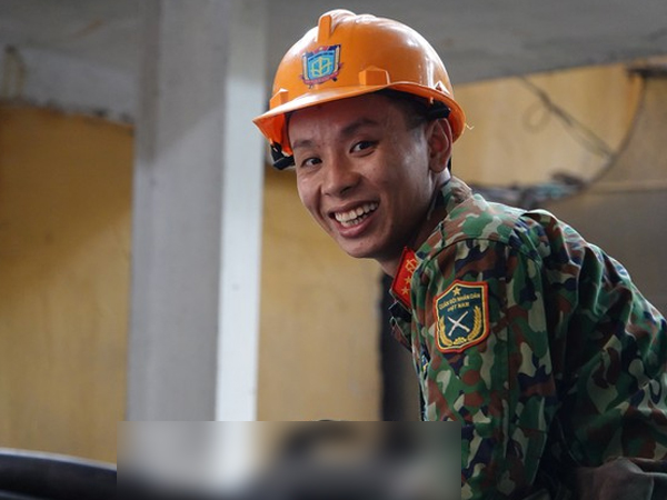 Cận cảnh bộ đội dùng súng phun hóa chất để tẩy độc Rạng Đông