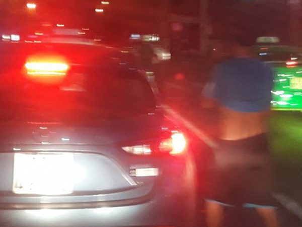 Dừng ô tô tè bậy giữa phố đông người, nam thanh niên bị phạt 900 nghìn đồng