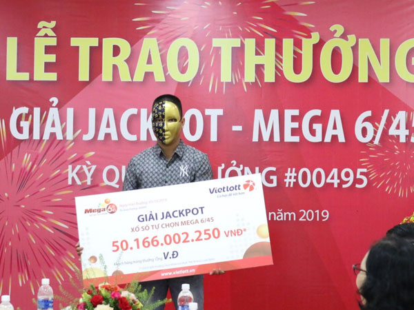 Trao giải thưởng cho khách hàng thứ 2 của giải Jackpot gần 100 tỷ