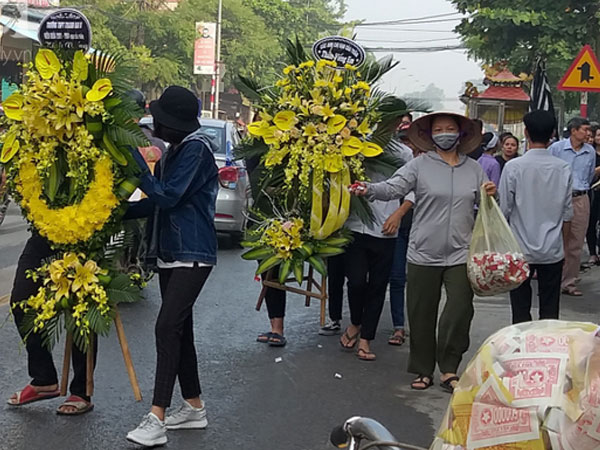 Hà Nội: Xót xa đám tang của cô giáo trẻ được cho là "tự ngã" trên đường đi dạy về