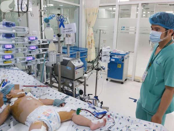 Bác sĩ dùng phương pháp 'hồi sinh tim phổi' cứu bé gái 30 tháng tuổi nguy kịch vì viêm phổi cực nặng