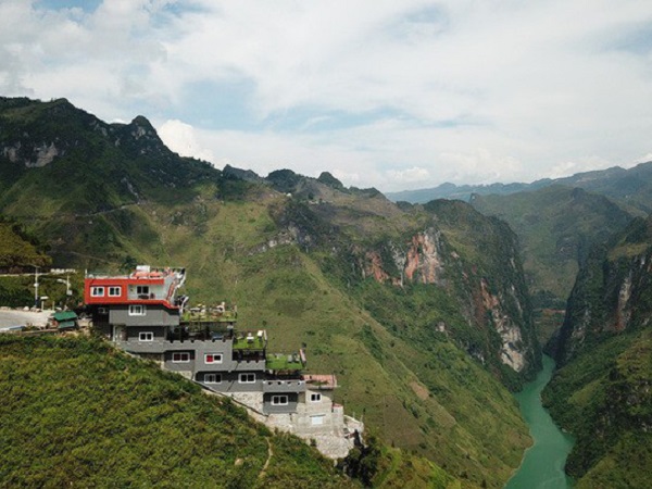 Vừa rần rần lên mạng đòi tẩy chay căn nhà 'xây vô duyên nhất ở Mã Pì Lèng', nay dân tình lại đổ về chụp ảnh, tham quan như điểm du lịch nổi tiếng và sự thật bên trong ống bê tông giữa núi