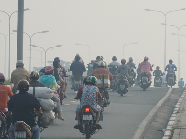 Bầu trời mù mịt đến khó tin ở đại lộ Võ Văn Kiệt sáng 6-10