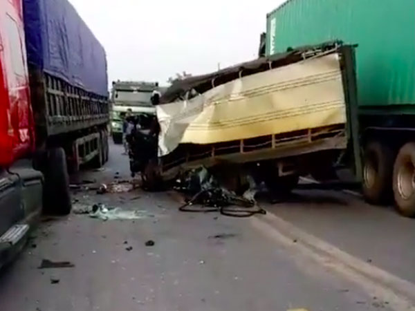 Va chạm kinh hoàng giữa xe tải và container 2 người bị thương nặng