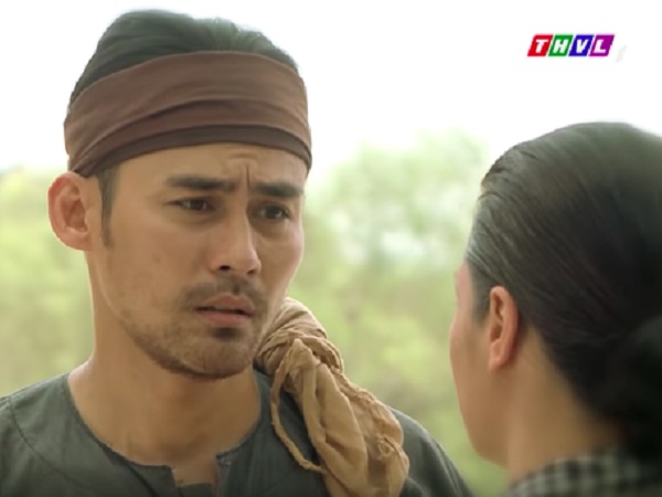'Tiếng sét trong mưa': Nửa đêm trốn đi hẹn hò, bị bố dượng lấy chổi đánh mà con trai Thị Bình vẫn nói chuyện y hệt Khải Duy