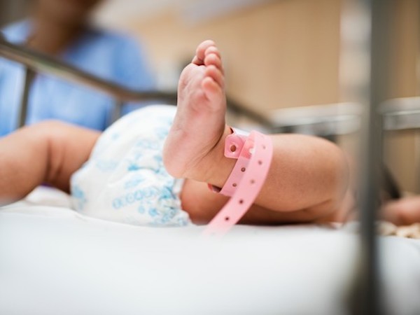 Con gái 5 ngày tuổi đã có "kinh nguyệt" mẹ tưởng dậy thì sớm, đến viện mới biết nguyên nhân có liên quan đến mình