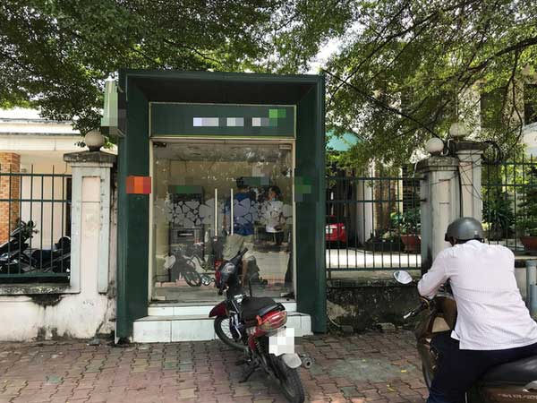Người đàn ông phục ở cây ATM khống chế cô gái 18 tuổi rút tiền để cướp tài sản