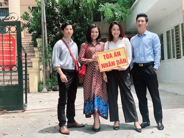Hậu trường vui như hội của Hoa Hồng Trên Ngực Trái: Bạn thân 'hí hửng' nhìn Khuê ẵm nửa tỷ, Thái buồn như mất sổ gạo!