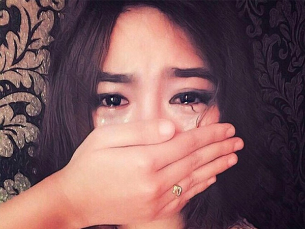 Đêm tân hôn, chồng thản nhiên để một tấm ảnh trên giường cưới rồi bảo tôi xuống đất nằm