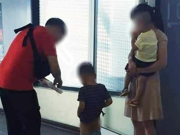 Xôn xao hình ảnh vợ chồng trẻ thản nhiên cho con đi tiểu ngay giữa lối đi tại sân bay