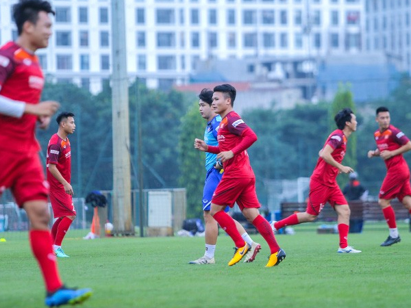 Cận cảnh buổi tập nghiêm túc song thoải mái của đội tuyển bóng đá Việt Nam