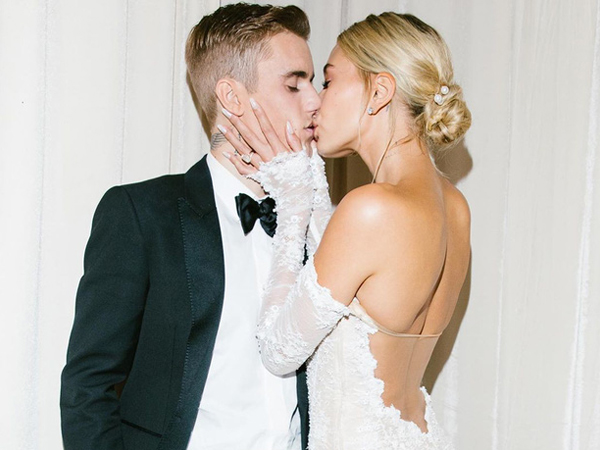 Justin Bieber cuối cùng đã tung ảnh cưới: Hôn nhau đắm đuối, đẹp xuất thần, dòng chữ in trên váy cô dâu gây bão