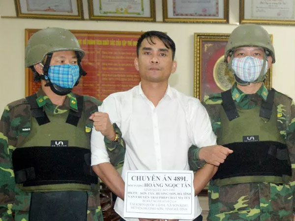 Bắt kẻ 'lận lưng' súng colt cùng 5 viên đạn vận chuyển 6 bánh heroin