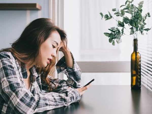Chồng nhắn tin cho bồ 'Anh ly thân rồi', vợ liền tương kế tựu kế chơi ngay chiêu hiểm khiến anh ả 'gậy ông đập lưng ông'