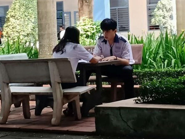 Cùng nhau ôn bài rất tình cảm giờ ra chơi, cặp đôi khiến dân mạng phát ghen: Thời đi học chúng ta ai cũng có một người để thương như vậy