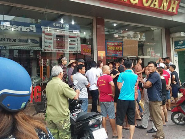Nóng: Công an đang truy bắt đối tượng cầm súng cướp tiệm vàng ở Quảng Ninh