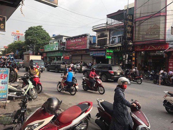 Quảng Ninh: Thấy chủ tiệm vàng hô hoán "cướp, cướp", tài xế ô tô đi đường liền lái xe tông thẳng vào đối tượng