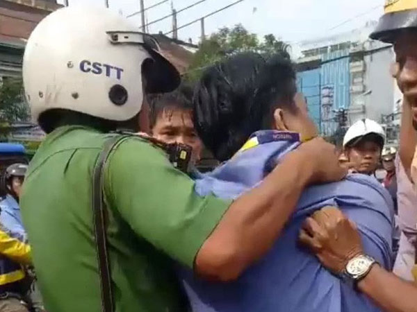 Đình chỉ công việc đối với tài xế xe buýt cầm dao đâm tài xế GrabBike bị thương ở Sài Gòn