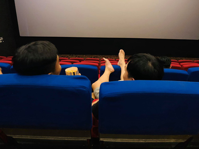 Gác chân lên ghế trong rạp chiếu phim, thanh niên nhận trái đắng khiến dân mạng hả hê: 'Quả báo đến sớm không kịp trở tay'