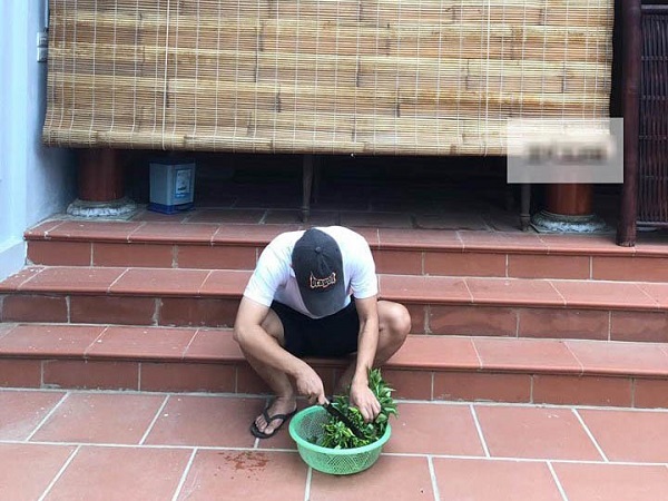 Thấy vợ đến giờ cơm vẫn đi chơi chưa về, chồng trưởng họ bực bội vào bếp lấy dao khiến mọi người sợ 'mất vía' nhưng lại để làm hành động dễ thương này