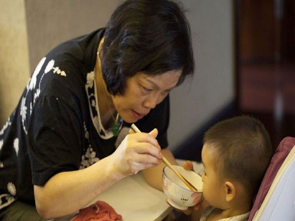 Phát hiện mẹ chồng chăm cháu đúng kiểu 'mì ăn liền', tôi trách vài câu mà bà đã đùng đùng bỏ về quê