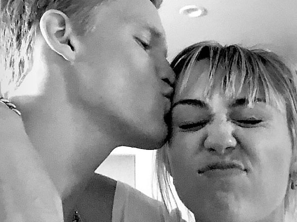 Sau Liam và bạn gái, Miley Cyrus nhanh chóng hẹn hò bạn trai kém 5 tuổi: Nàng làm bữa sáng, chàng viết thơ sexy tặng