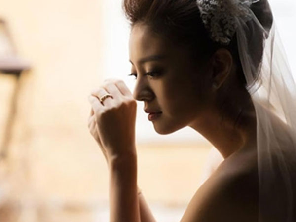 Trước khi bước lên xe hoa, chồng ngăn lại và bảo tôi sang nhà người yêu cũ thắp nén hương tiễn biệt người đã khuất