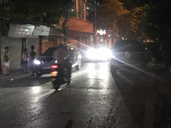 Hà Nội: Xế hộp mất lái tông một loạt người đi đường khiến bà bầu và 2 người khác nhập viện cấp cứu