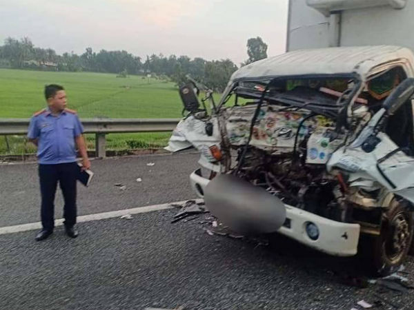 Xe tải vỡ nát khi tông đuôi xe tải khác trên cao tốc, 2 cha con tử vong thương tâm