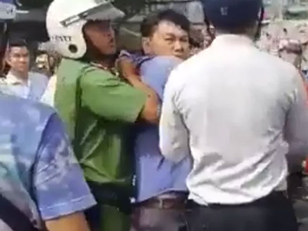 Xô xát sau va quẹt, tài xế xe buýt đâm thanh niên mặc áo GrabBike