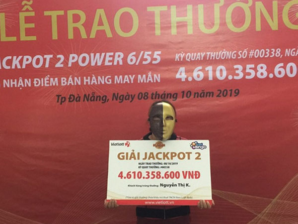 Cô bán vé số dạo trúng 4,6 tỷ đồng Vietlott nhờ tờ vé số còn sót lại chưa kịp trả cho đại lý