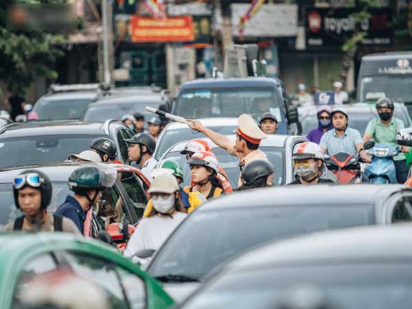 Ảnh, clip: Rào chắn nửa đường Kim Mã để thi công metro Nhổn - ga Hà Nội, giao thông hỗn loạn