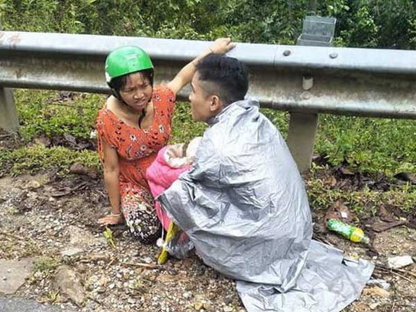 Khoảnh khắc chồng ngồi giữa đường đỡ đẻ cho vợ gây xúc động