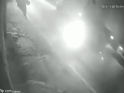 Video: Bị cuốn vào gầm container, cô gái ngồi sau xe máy hoảng loạn gào thét khi thấy bạn đồng hành nằm bất động